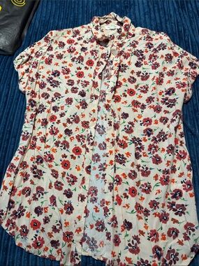 beachlunchlounge White Button-Front Short Sleeve Blouse with Red Floral Print